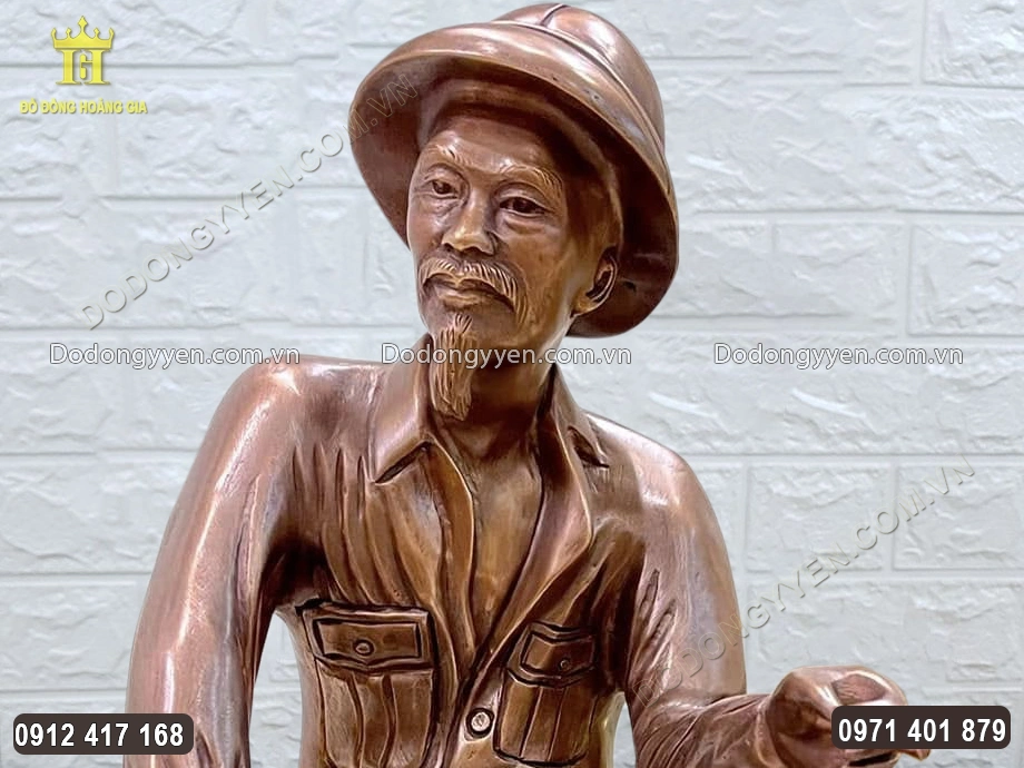 &Aacute;nh mắt nh&igrave;n xa xăm của B&aacute;c được chạm khắc sắc n&eacute;t